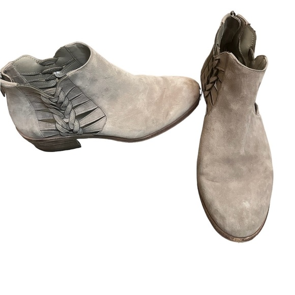 SUEDE VINCE CAMUTO Prestetta Bootie Foxy True Leather Taupe Back Zip SZ 8.5 EUC - Picture 12 of 14